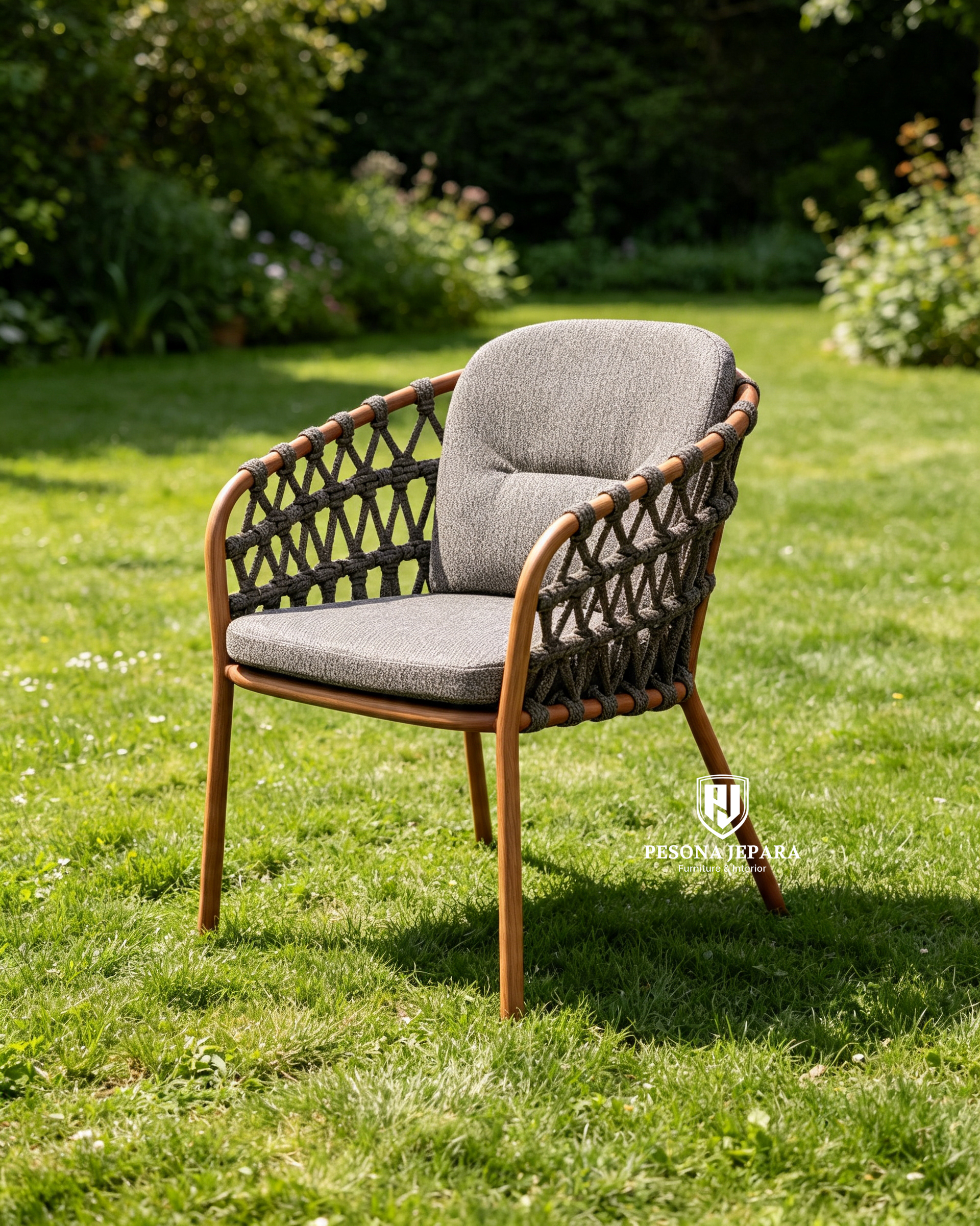 Kursi Santai Outdoor Anyaman Tali & Kayu – Natural Grey Edition