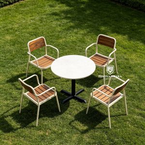 Spesifikasi & Fitur Utama Material Kursi: Rangka besi powder coating (tahan karat) dengan dudukan & sandaran bilah kayu jati solid (weather-resistant). Material Meja: Top table batu (marble/terrazzo) motif natural dengan kaki silang besi (heavy duty base). Kapasitas: 4 Orang (4 Kursi + 1 Meja Bulat). Penggunaan: Sangat cocok untuk area outdoor, taman, teras rumah, hingga area dining kafe/restoran. Keunggulan: Desain clean-lines, kokoh, mudah dibersihkan, dan tahan terhadap perubahan cuaca.