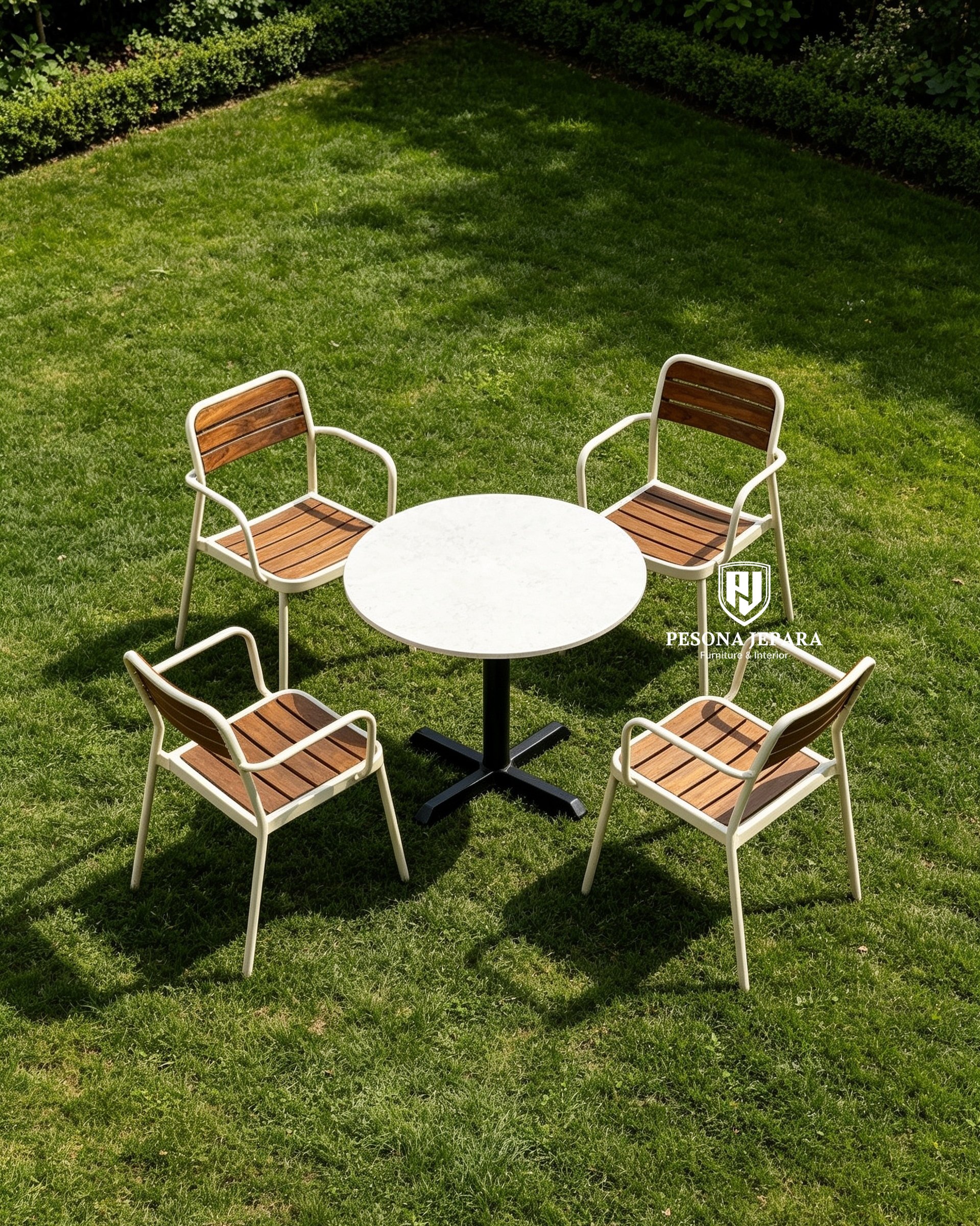 Spesifikasi & Fitur Utama Material Kursi: Rangka besi powder coating (tahan karat) dengan dudukan & sandaran bilah kayu jati solid (weather-resistant). Material Meja: Top table batu (marble/terrazzo) motif natural dengan kaki silang besi (heavy duty base). Kapasitas: 4 Orang (4 Kursi + 1 Meja Bulat). Penggunaan: Sangat cocok untuk area outdoor, taman, teras rumah, hingga area dining kafe/restoran. Keunggulan: Desain clean-lines, kokoh, mudah dibersihkan, dan tahan terhadap perubahan cuaca.