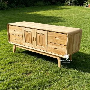 Credenza Jati 'Kalea' – Meja TV Mid-Century Modern dengan Aksentuasi Panel Ukir
