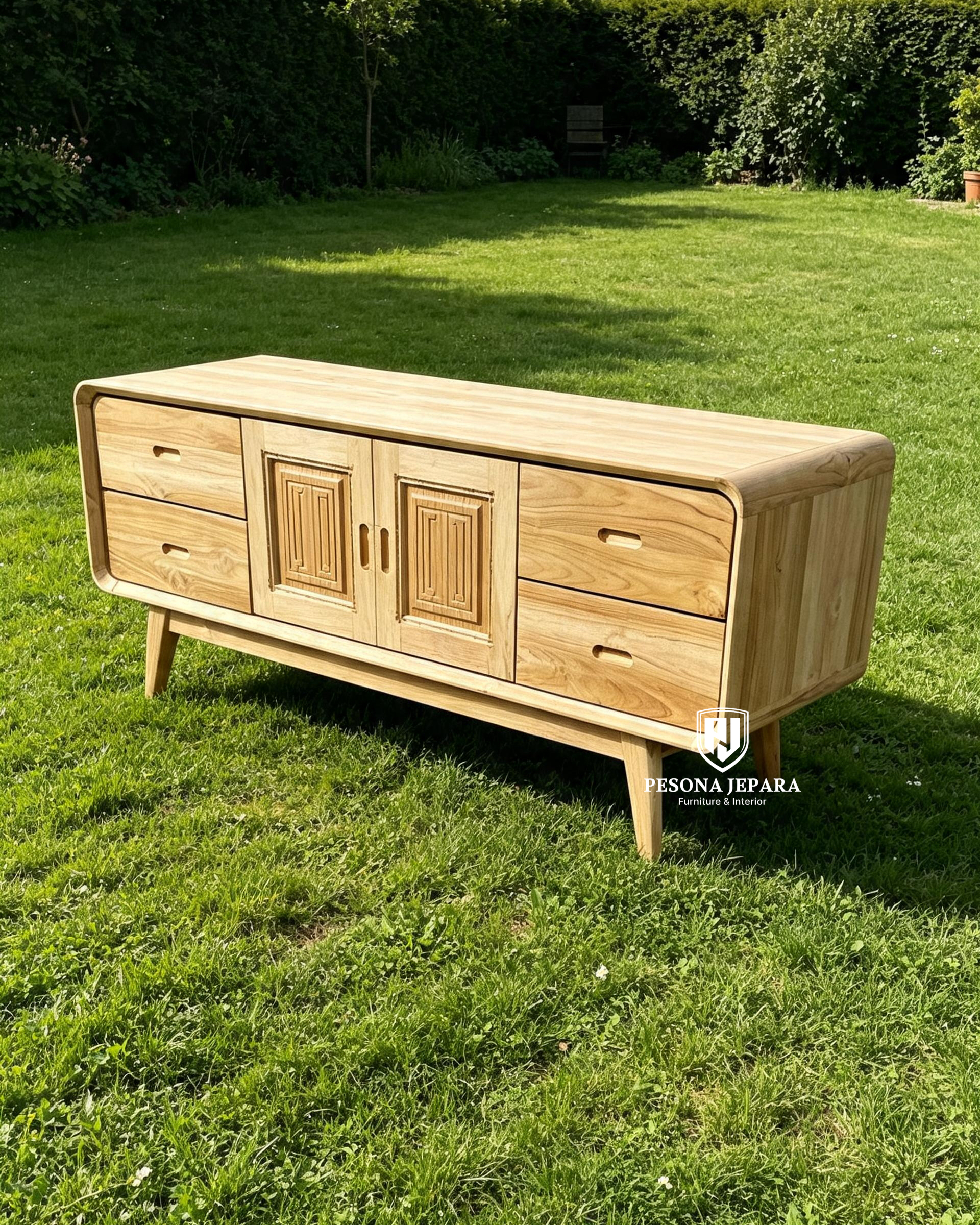 Credenza Jati 'Kalea' – Meja TV Mid-Century Modern dengan Aksentuasi Panel Ukir